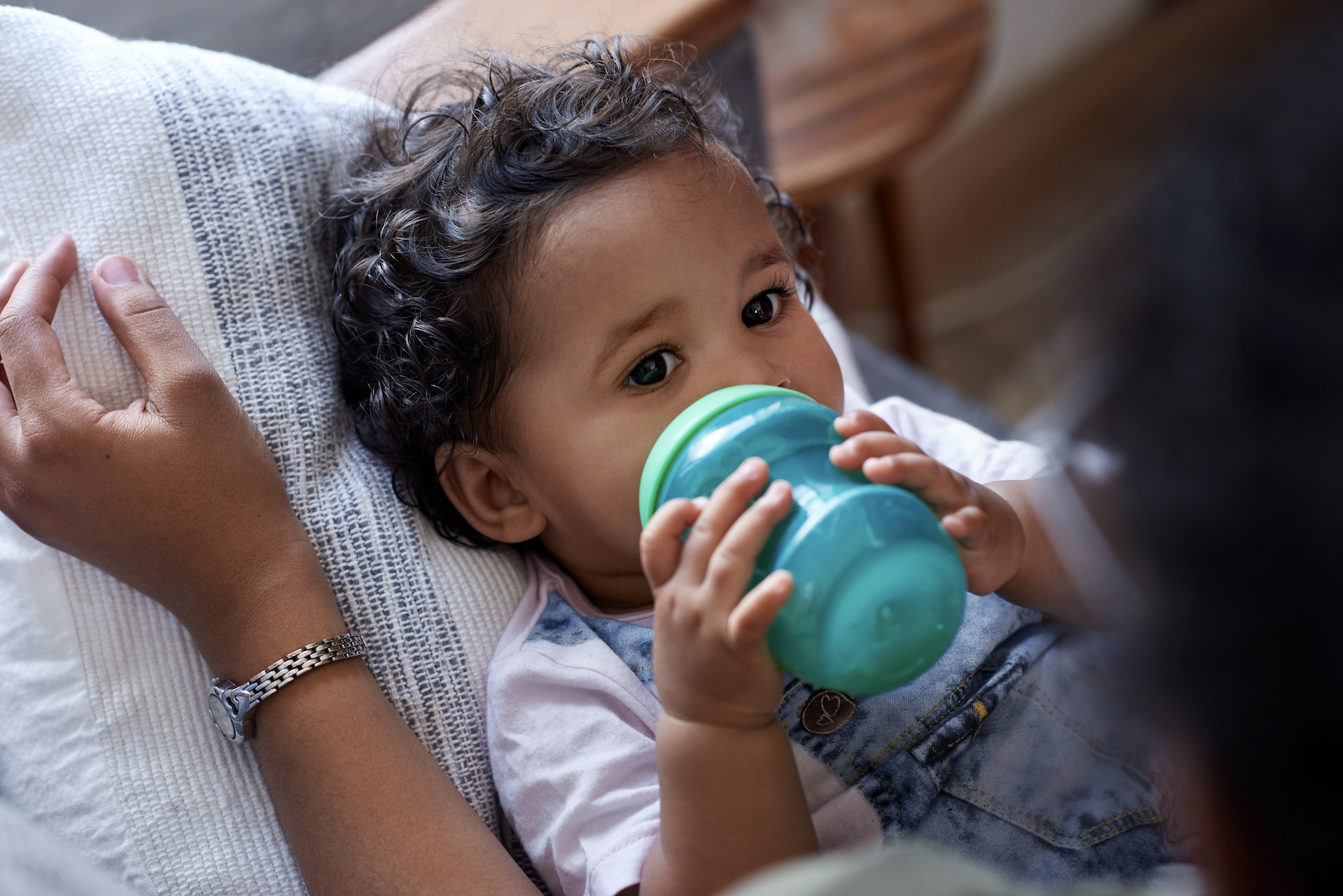 How much water should a toddler drink: baby drinking milk