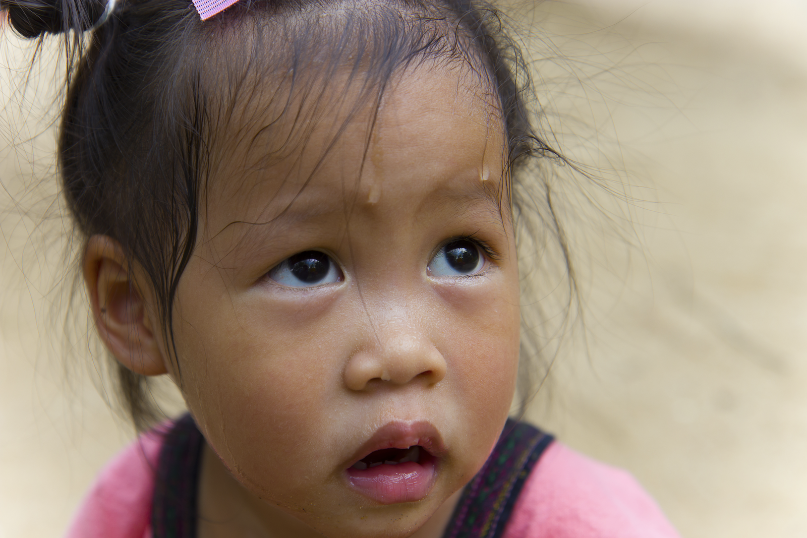 How much water should a toddler drink: baby face close up