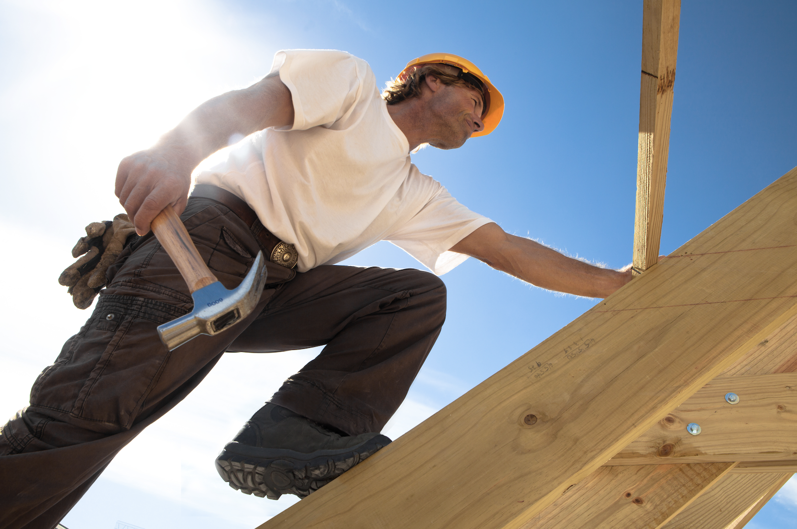 cloudy urine dehydration: Man working under the sun