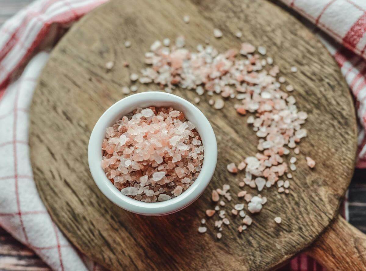 Is water an electrolyte: pink Himalayan salt in a bowl