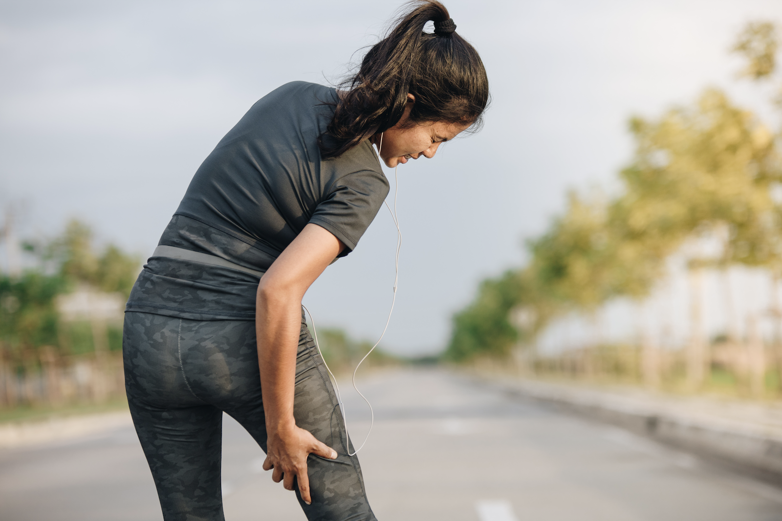 how to prevent muscle cramps: woman with leg cramps